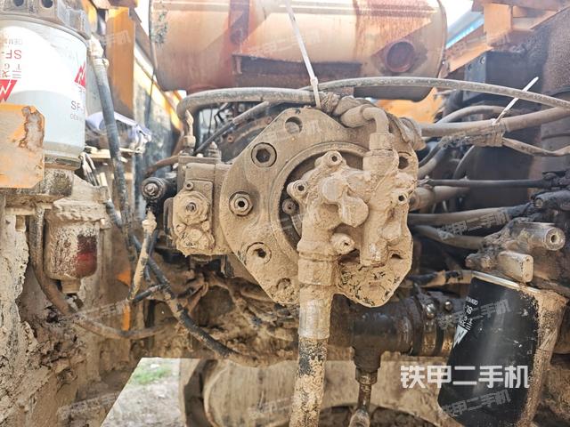 液壓泵艙室正面整體（整機外觀）