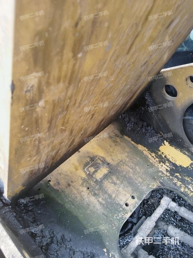 大臂油缸整体 竖拍（工作和回转装置）