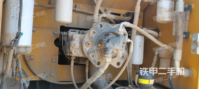 液压泵舱室正面整体（整机外观）