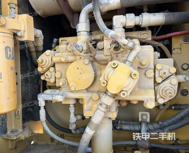 液压泵舱室正面整体（整机外观）