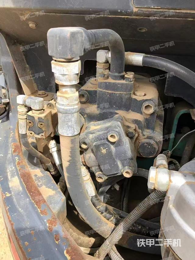 液壓泵艙室正面整體（整機(jī)外觀）