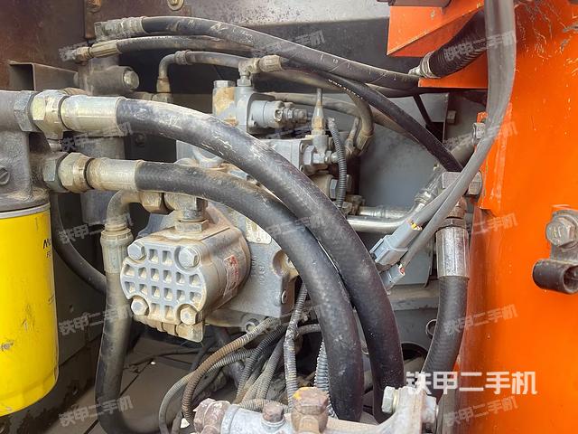 液压泵舱室正面整体（整机外观）