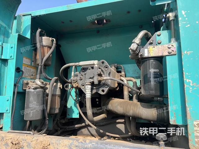 液壓泵艙室正面整體（整機外觀）