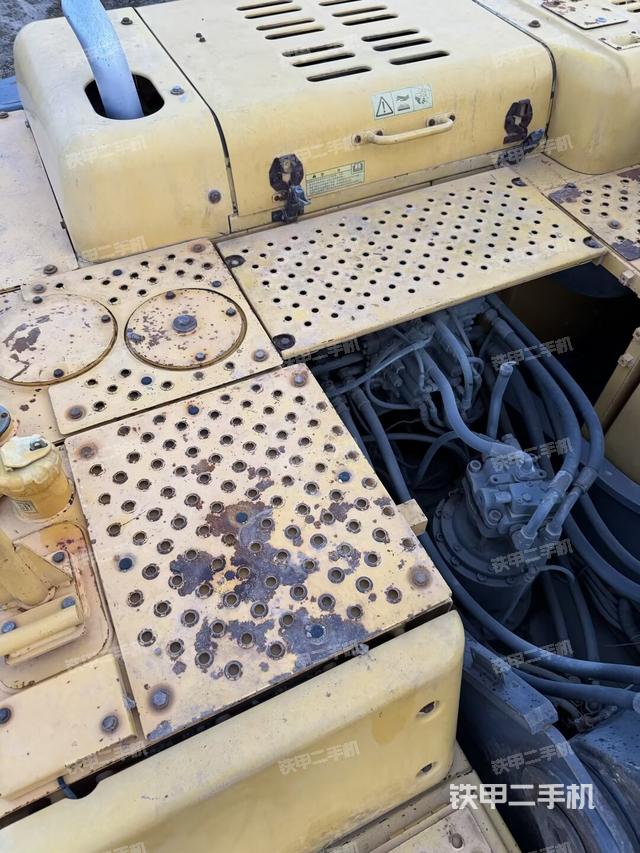 駕駛室頂部（整機外觀）