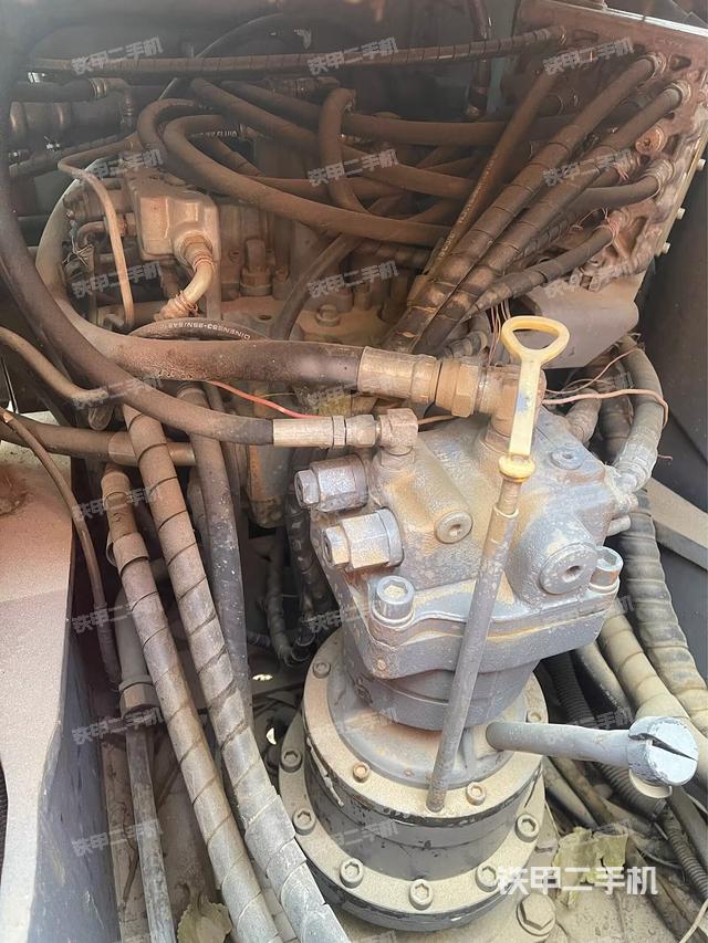 回转马达和主控阀（整机外观）