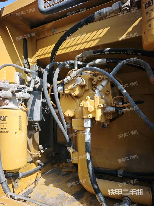 液压泵舱室正面整体（整机外观）