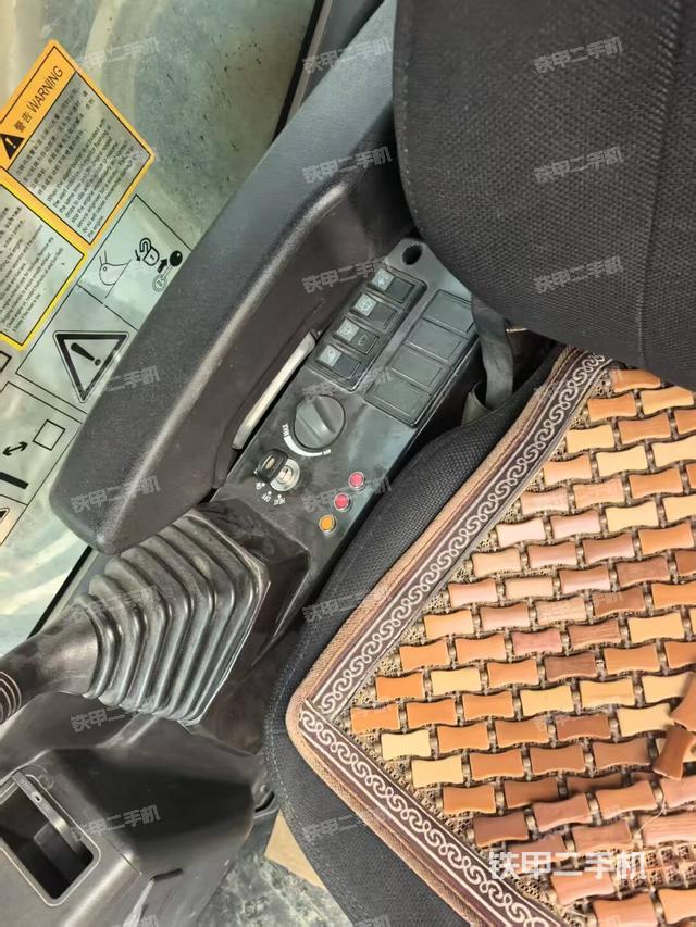 座椅左側(cè)控制臺(tái)/音響/含左手柄（駕駛室部分）