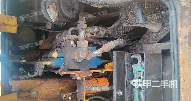 回轉(zhuǎn)馬達(dá)和主控閥（整機外觀）