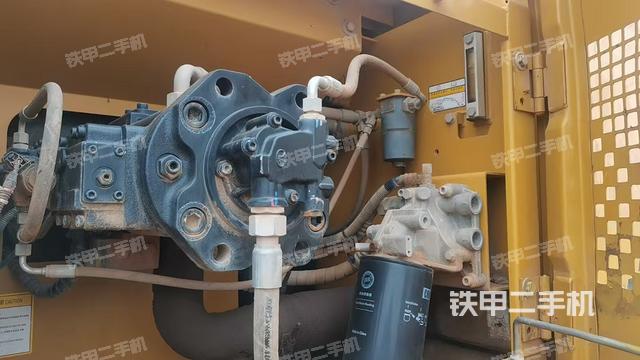 液壓泵艙室正面整體（整機外觀）