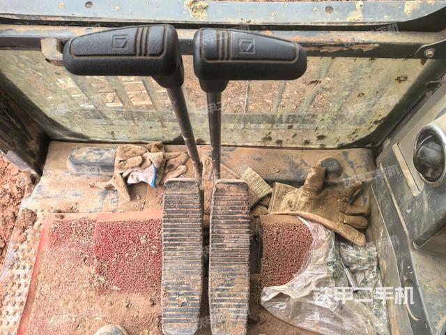 行走控制手柄和踏板?俯拍（駕駛室部分）