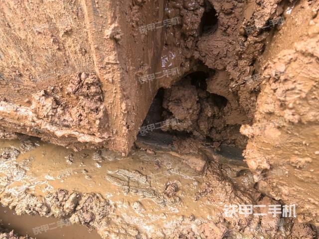 右驅(qū)動輪（行走機構(gòu)）