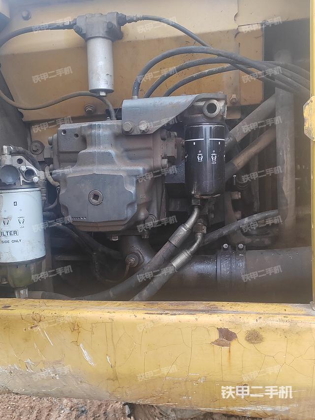 液压泵舱室正面整体（整机外观）