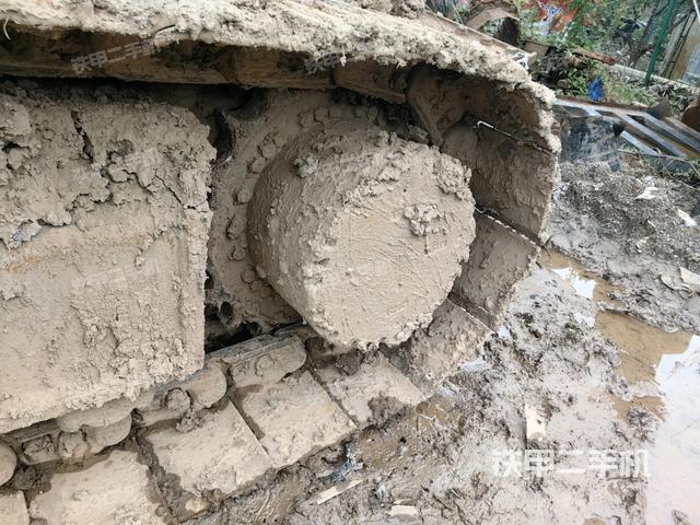 左驅(qū)動輪（行走機構(gòu)）