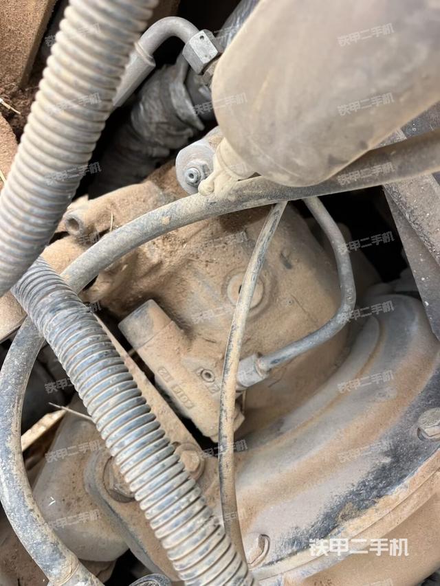 液压泵舱室正面整体（整机外观）