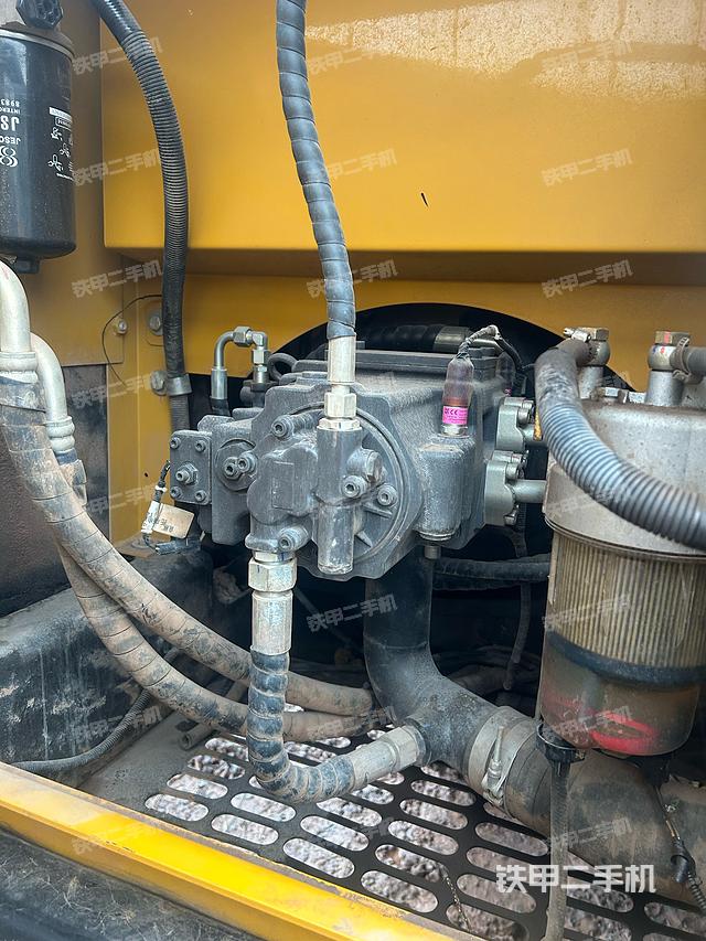 液压泵舱室正面整体（整机外观）