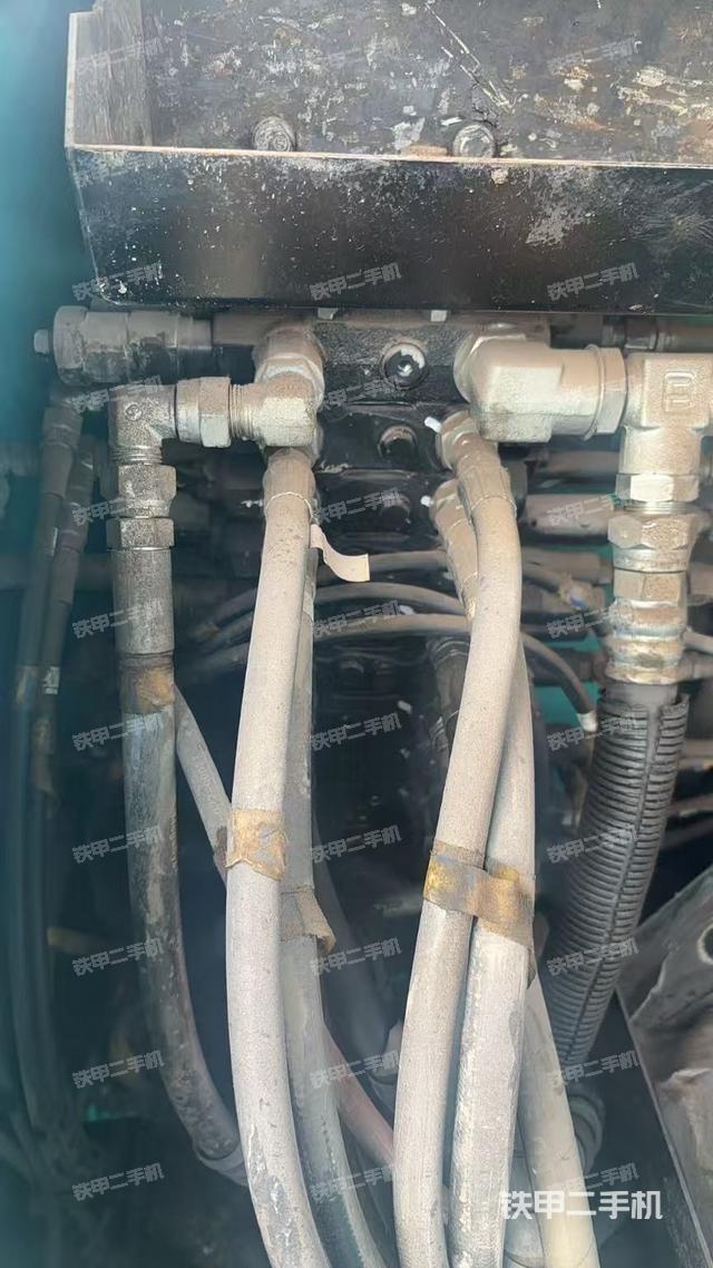 回轉(zhuǎn)馬達(dá)和主控閥（整機(jī)外觀）