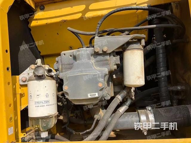 液压泵舱室正面整体（整机外观）