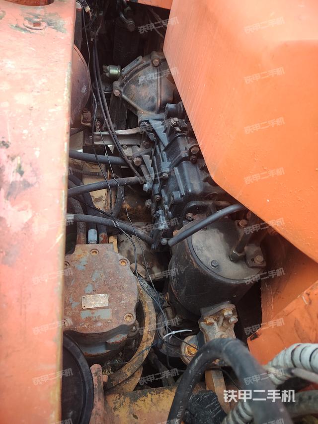 液压泵舱室正面整体（整机外观）