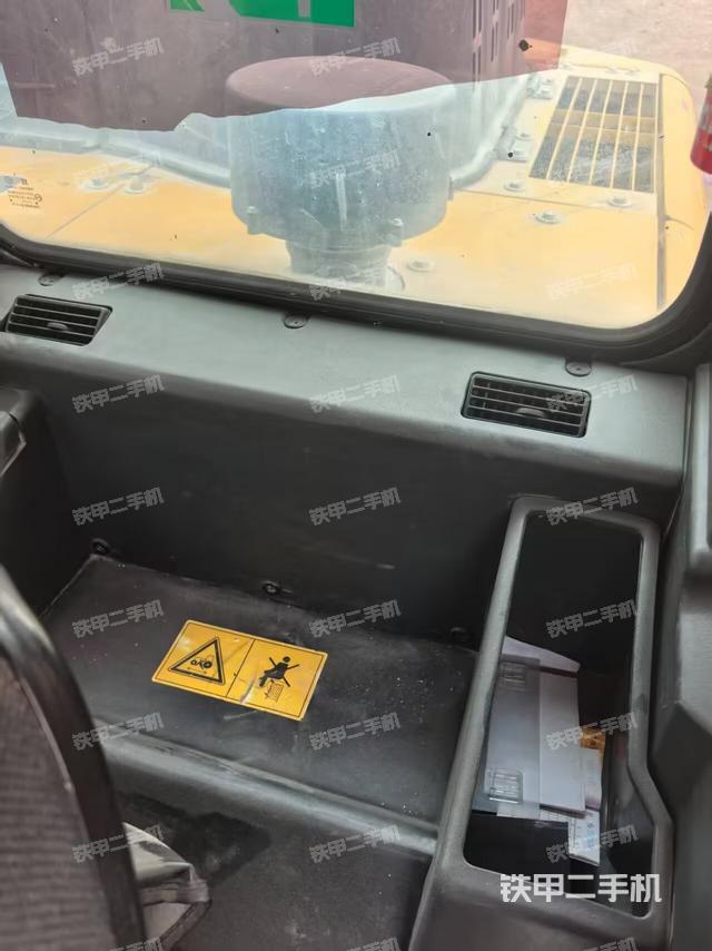 行走控制手柄和踏板?俯拍（駕駛室部分）