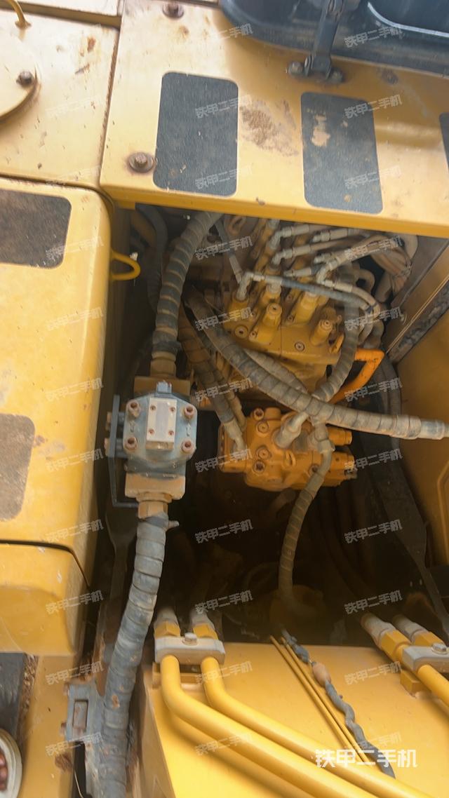 回转马达和主控阀（整机外观）