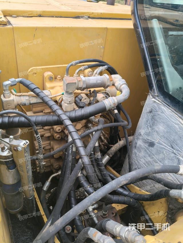 回轉(zhuǎn)馬達(dá)和主控閥（整機(jī)外觀）