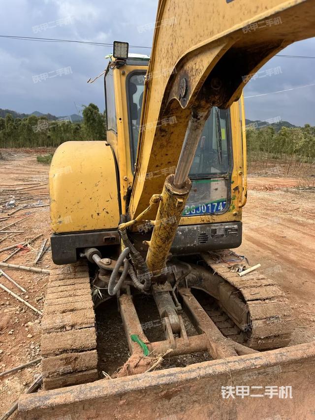 回转马达和主控阀（整机外观）