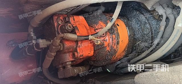 液壓泵艙室正面整體（整機外觀）