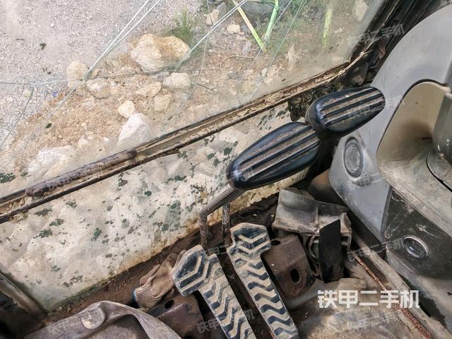 行走控制手柄和踏板?俯拍（駕駛室部分）