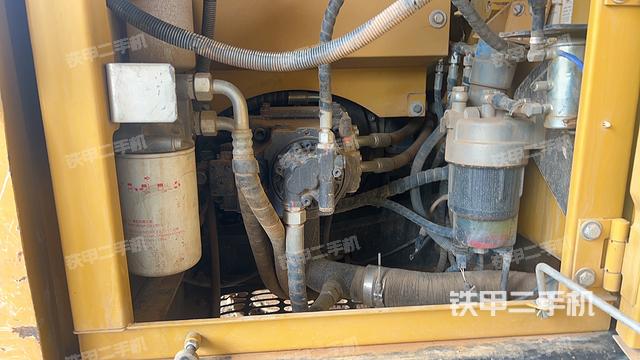 液压泵舱室正面整体（整机外观）