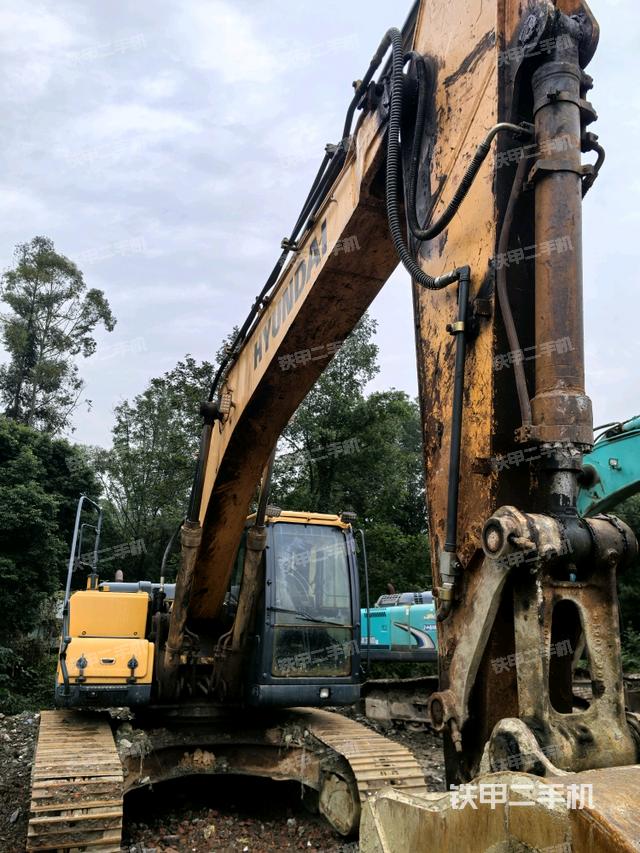 大臂油缸整体 竖拍（工作和回转装置）