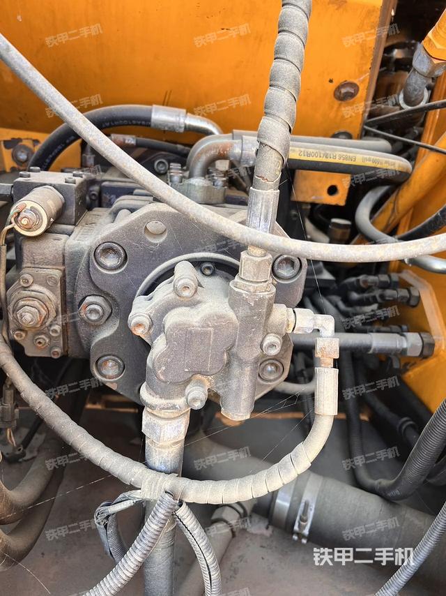 液壓泵艙室正面整體（整機外觀）