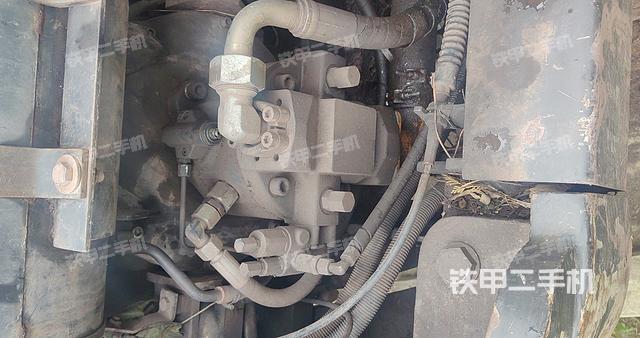 液壓泵艙室正面整體（整機外觀）