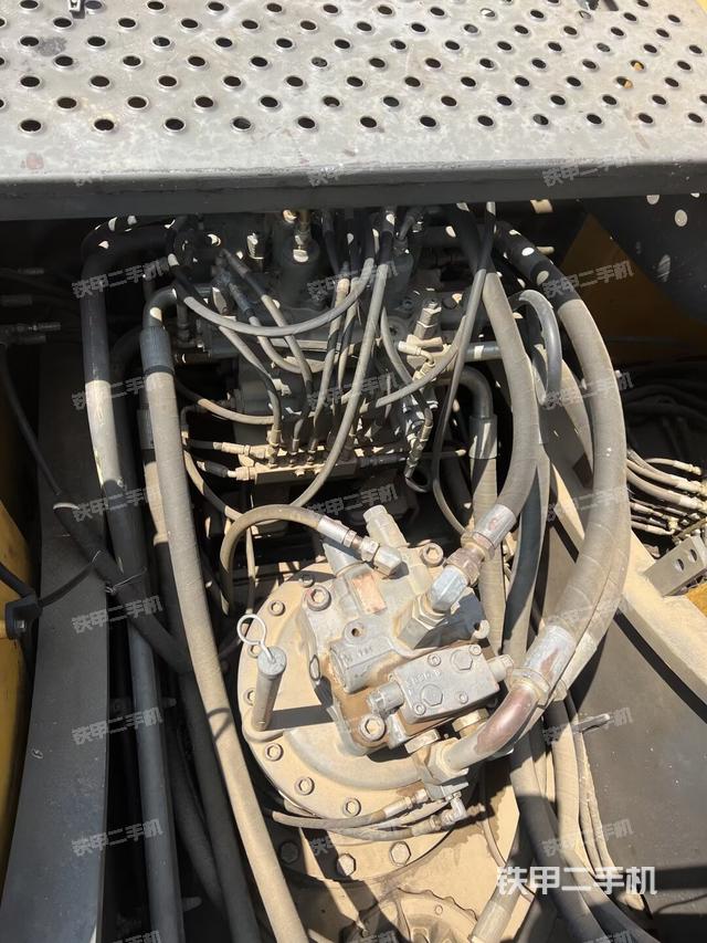 回转马达和主控阀（整机外观）