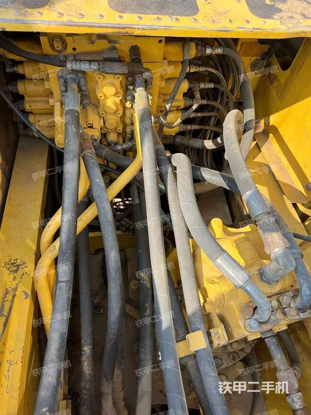 回转马达和主控阀（整机外观）