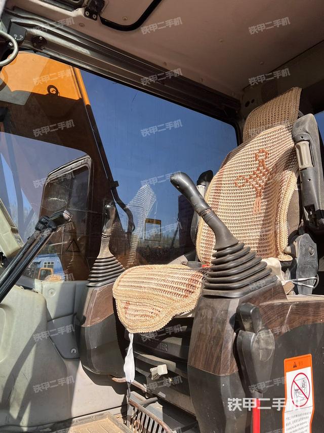 駕駛室頂部（整機外觀）