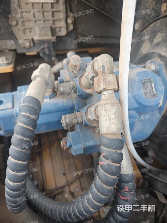 液压泵舱室正面整体（整机外观）