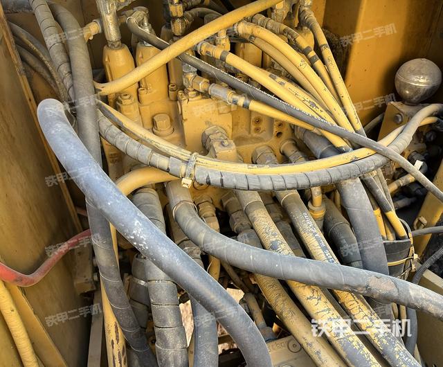 回转马达和主控阀（整机外观）