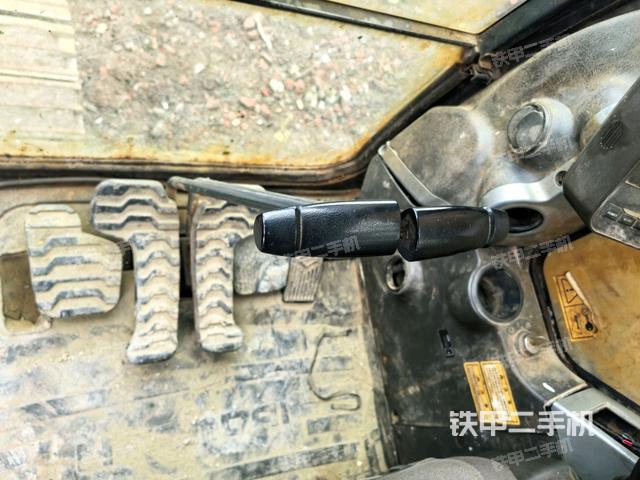 行走控制手柄和踏板 俯拍（驾驶室部分）