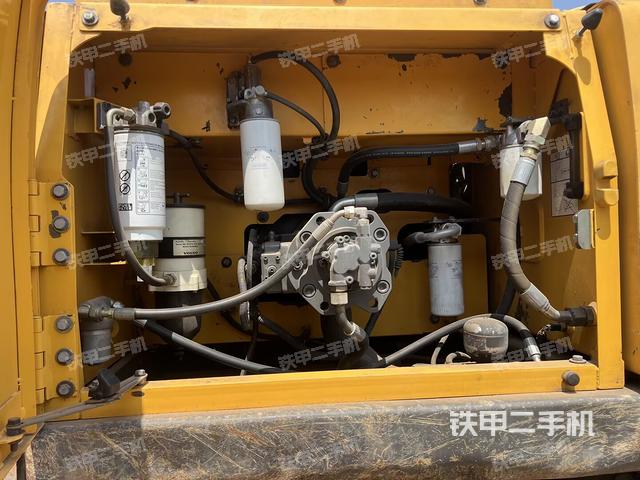 液压泵舱室正面整体（整机外观）