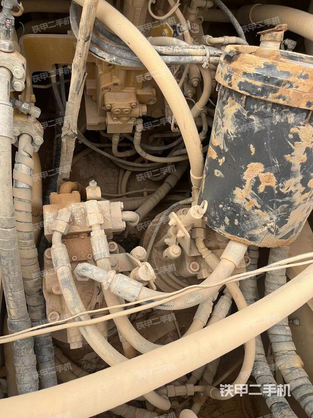 回轉(zhuǎn)馬達(dá)和主控閥（整機(jī)外觀）