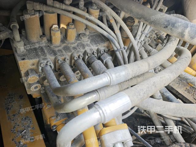 回转马达和主控阀（整机外观）