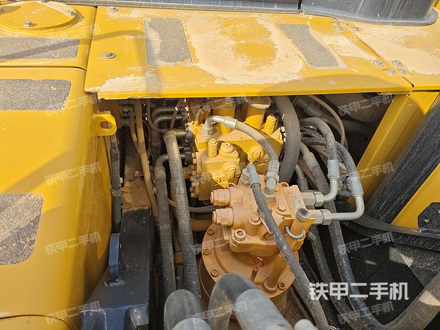 回轉(zhuǎn)馬達(dá)和主控閥（整機(jī)外觀）