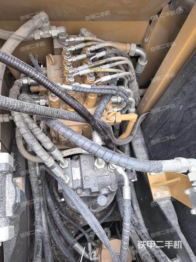 回轉(zhuǎn)馬達(dá)和主控閥（整機(jī)外觀）