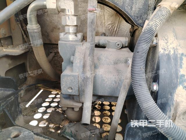 液壓泵艙室正面整體（整機外觀）