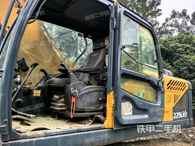 座椅后部（驾驶室部分）