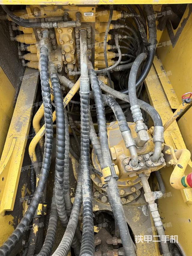 回轉(zhuǎn)馬達和主控閥（整機外觀）