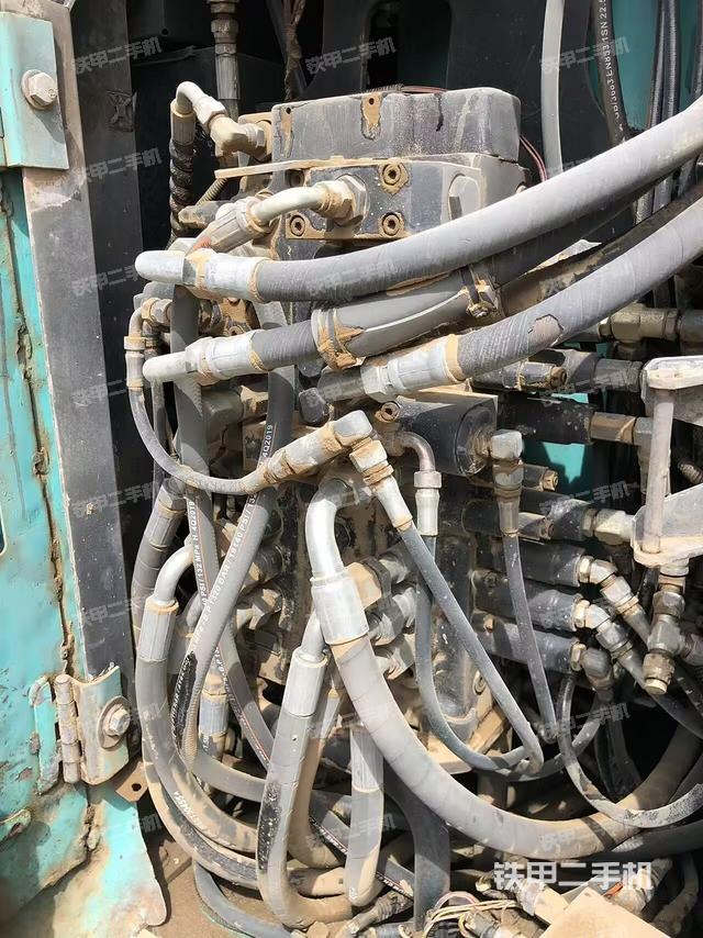 回轉(zhuǎn)馬達(dá)和主控閥（整機(jī)外觀）