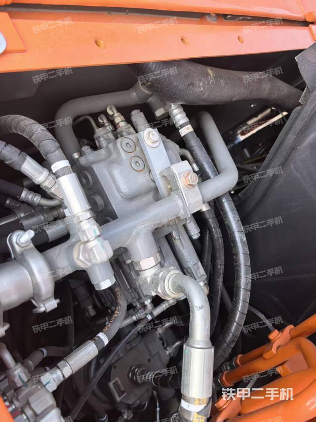 回轉(zhuǎn)馬達(dá)和主控閥（整機(jī)外觀）