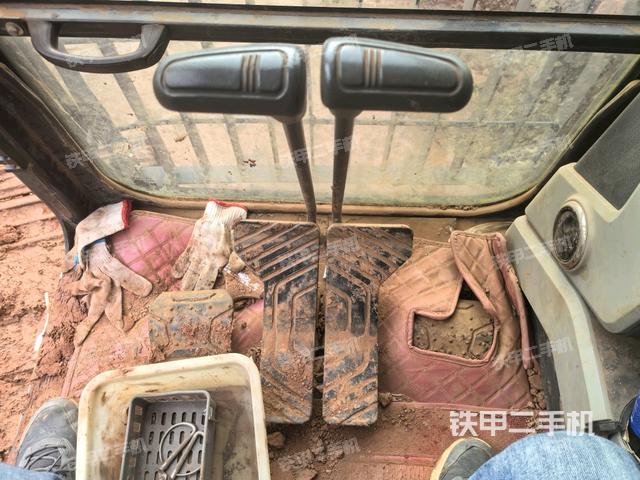 行走控制手柄和踏板?俯拍（駕駛室部分）