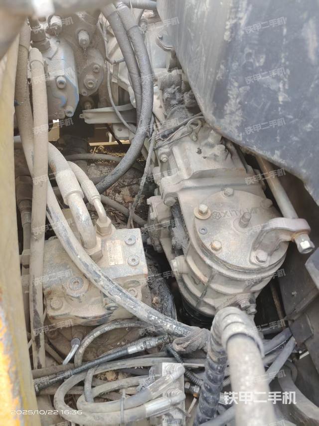 液压泵舱室正面整体（整机外观）